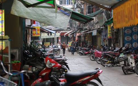 Vỉa hè Hà Nội nơi thông thoáng, nơi người đi bộ vẫn phải "xuống đường"