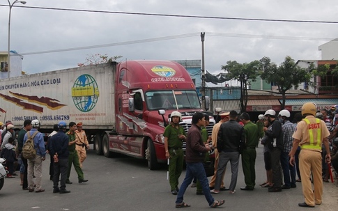 Đi học về, nữ sinh chết thảm dưới bánh xe container