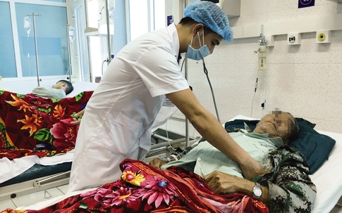 7 người chết, 31 người nhập viện sau khi ăn cỗ: Chuyên gia lý giải về loại rượu “sát thủ”