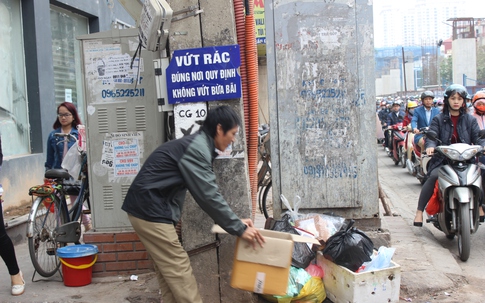 Hà Nội: Quận Cầu Giấy sẽ lắp camera để "soi" người dân đổ rác bừa bãi