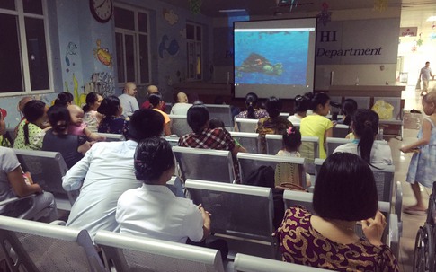 Rạp chiếu phim đặc biệt cho trẻ em ung thư tại Bệnh viện K
