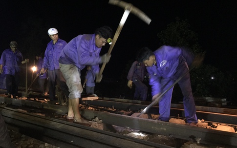 Hình ảnh trắng đêm cứu hộ tàu hỏa Bắc Nam gặp nạn ở Huế