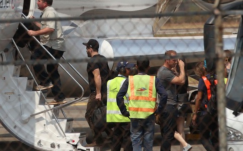 Người tình “tin đồn” của Angelina Jolie bị bắt gặp lên máy bay riêng cùng các con của cô