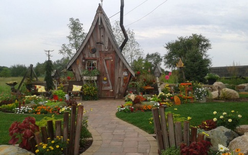 Nhìn từ xa không nghĩ ngôi nhà cổ tích này lại có thật trên đời