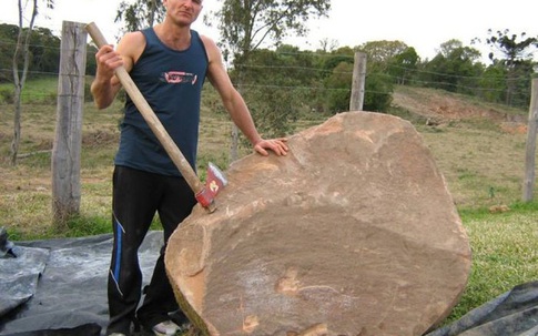 Ai cũng "ngả mũ bái phục" khi thấy kết quả sau bao ngày đục đẽo tảng đá của người đàn ông này