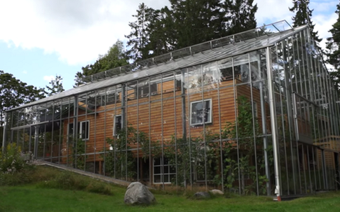 Chống lạnh bằng hệ thống kính bao quanh, đôi vợ chồng biến ngôi nhà thành sản phẩm thiết kế độc đáo