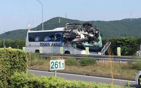 Ôtô bay thẳng vào đầu xe buýt trong tai nạn kinh hoàng ở Nhật