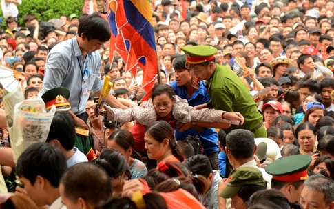 "Hỗn loạn" ở lễ hội đầu năm: Nhiều người Việt đang bị tha hóa…