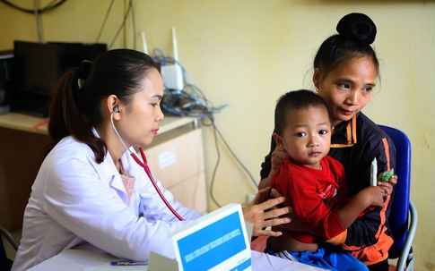 Bệnh viện Nhi T.Ư khám, phát thuốc miễn phí cho trẻ em vùng lũ Trạm Tấu, Yên Bái