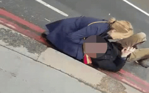 Hình ảnh giãy giụa hoảng hốt trong vụ "kẻ điên" giết chết 5 người bên ngoài quốc hội Anh