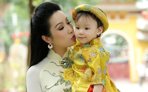 Trịnh Kim Chi cùng con gái đi lễ chùa đầu năm
