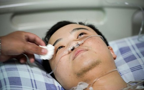 Đằng sau bức hình bà lão U70 quỳ lạy thanh niên 29 tuổi là một sự thật cảm động