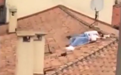Cặp nam nữ quấn chăn 'hành sự' trên mái nhà