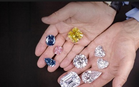 Bà lão giúp việc trộm nhẫn cưới kim cương của gia chủ