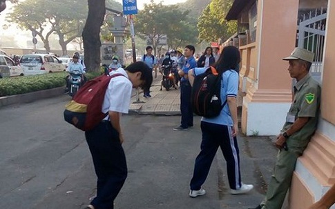 TP.HCM: Xúc động cảnh học sinh chuyên Lê Hồng Phong cúi chào bảo vệ