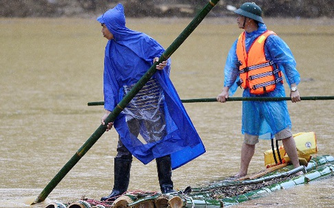 Người dân mua thuyền, làm bè tìm kiếm 10 nạn nhân mất tích sau lũ quét kinh hoàng ở Yên Bái