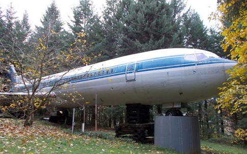 Thấy chiếc máy bay cũ hỏng nằm giữa rừng, ai cũng choáng khi bước vào bên trong