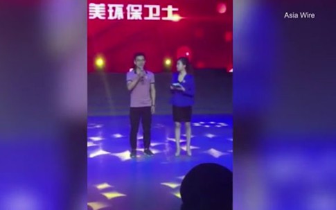 Nữ MC ngất xỉu trên sân khấu, khán giả hò reo vì tưởng là biểu diễn