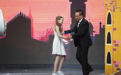 MC Lại Văn Sâm đóng vai "công chúa", chờ cô bé 10 tuổi đến giải cứu