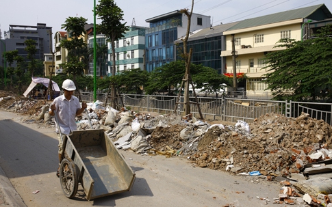 Báo động những bãi phế thải đổ trộm trên nhiều tuyến đường Hà Nội
