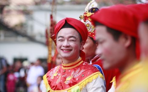 Trai làng mặc váy múa "con đĩ đánh bồng"