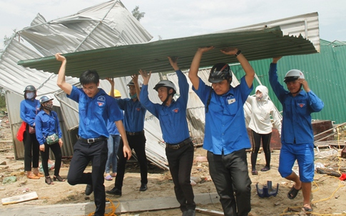 Quân đội, thanh niên tình nguyện giúp người dân Cửa Lò sau bão