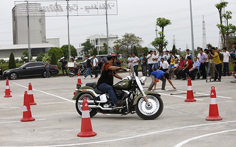 Xem các biker cưỡi mô tô khủng luyện tay lái