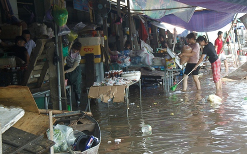 Nghệ An: Tiểu thương chợ Vinh khốn khổ sau mưa lớn