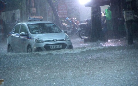 Mưa lớn, đường phố Hà Nội lại biến thành sông