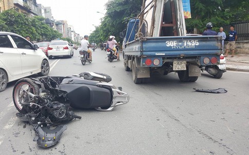 Nam thanh niên đi xe SH bất ngờ tông trực diện xe tải
