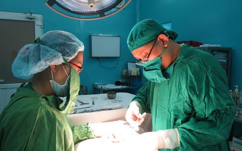 Nghi chồng có bồ nhí, vợ cắt đứt của quý
