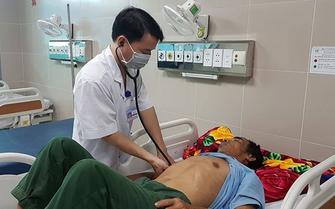 Thái Bình: Đang uống rượu, 7 người gục tại bàn
