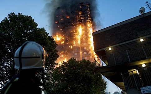 Người mẹ ném con thoát khỏi đám cháy ở chung cư London