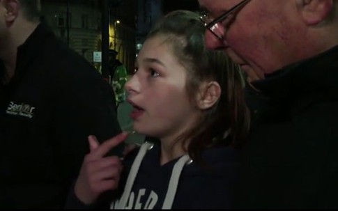 Bé gái khóc nức nở kể lại vụ nổ kinh hoàng khiến 22 người chết