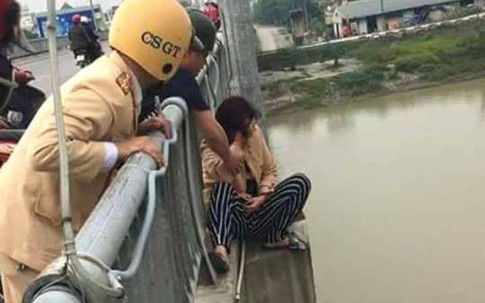Thái Bình: Giải cứu người phụ nữ định nhảy cầu tự tử