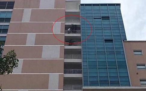 Một giờ căng thẳng giải cứu bệnh nhân đòi tự tử từ tầng 18 BV Bạch Mai