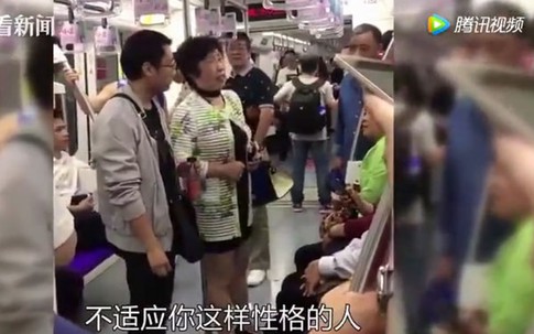 Hành khách nam nhổ bậy bị tống cổ khỏi tàu điện ngầm Trung Quốc