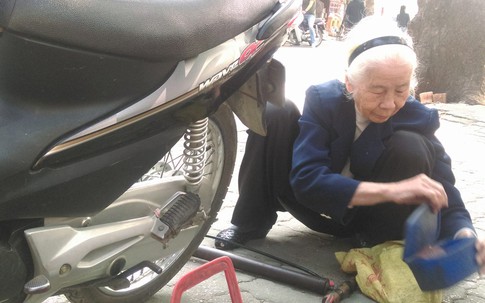 Những phận đàn bà thị thành (7): Cụ bà 88 tuổi vá xe máy ở Đê La Thành