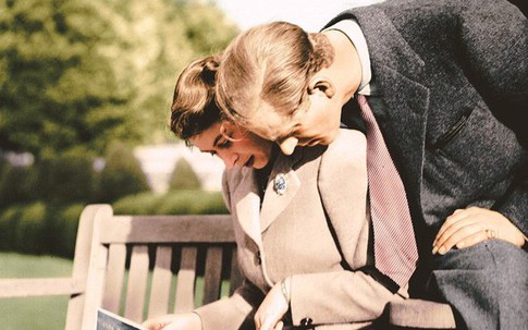 Lộ hình ảnh ngọt ngào chưa từng công bố của Nữ hoàng Anh và chồng lúc trẻ