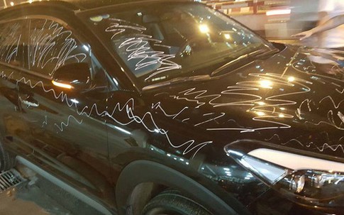 Hà Nội: Ô tô bị vẽ khắp xe vì "tội" đỗ trước cửa nhà người khác