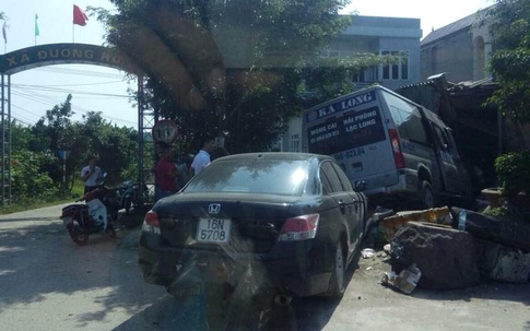Tài xế xe khách thoát chết khi đâm sập mái hiên nhà dân