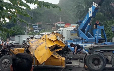 Quảng Ninh: Xe container lật nhào, tài xế nguy kịch