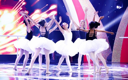 Ốc Thanh Vân cúi đầu cảm ơn cô bé 10 tuổi vì múa ballet xúc động