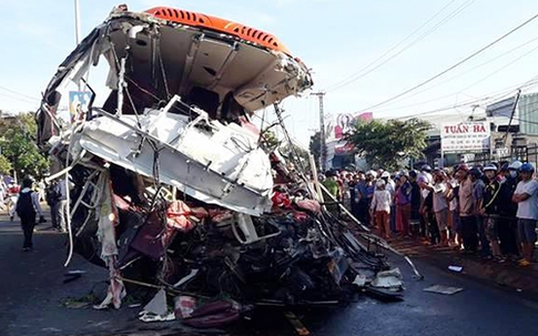Tai nạn thảm khốc: Ôtô giường nằm tan nát khi đâm trực diện xe tải, hơn 10 người tử vong