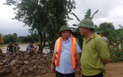 Thanh Hóa: Dùng máy múc vá đê sông Cầu Chày cứu nguy cho hàng nghìn hộ dân