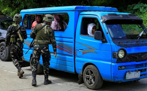 Philippines: Giao tranh IS dữ dội, dân giương cờ trắng