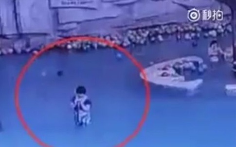 Mải nhắn tin điện thoại, bà mẹ để con trai 4 tuổi chết đuối trong hồ bơi dù đứng ngay cạnh