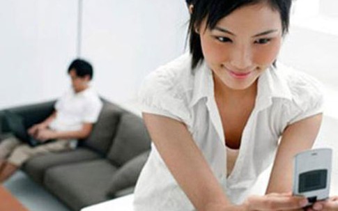 Vợ nhắn tin tâm sự với trai trẻ suốt đêm