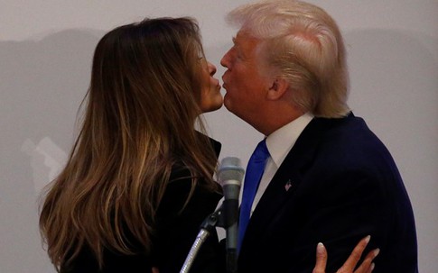 Vợ chồng Donald Trump tình tứ trước ngày nhậm chức