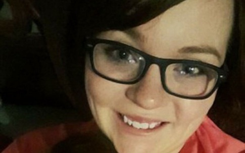 Mẹ chết ngạt sau khi ném con sơ sinh xuống dưới để thoát cháy